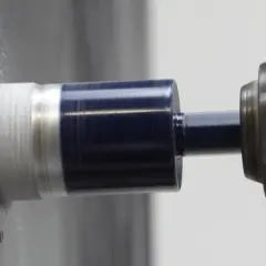 Una punta per gres porcellanato in azione, che crea un foro preciso. La polvere fine indica un lavoro efficiente.