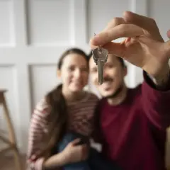 Coppia felice con le chiavi in mano, pronti per i tre passaggi per non farsi fregare quando vendi casa.