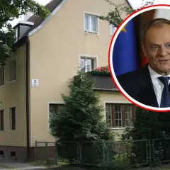 Dom, gdzie mieszka Tusk w Sopocie, z jego portretem w tle.