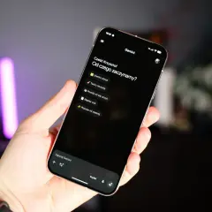 Dłoń trzyma telefon z interfejsem Gemini, oferującym opcje tworzenia obrazów, muzyki i nauki.