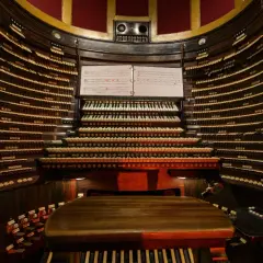Console d'orgue monumentale, le plus gros instrument à vent, avec ses multiples claviers et rangées de tirettes.