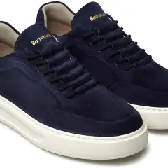 Eleganti barracuda sneakers uomo in camoscio blu navy con suola bianca. Perfette per un look casual chic.