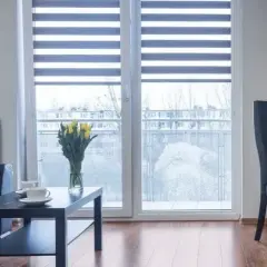 Jakie rolety na drzwi balkonowe wybrać, aby zyskać komfort i styl