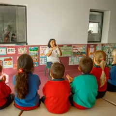 Niños atentos en una guardería o escuela infantil, escuchando atentamente a su maestra.