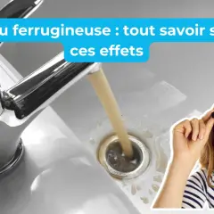 Une femme s'interroge sur l'eau ferrugineuse qui coule du robinet.