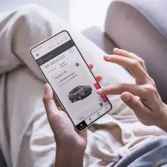 Aplikacja Toyota pokazuje dane samochodu. Bluetooth Low Energy w Toyocie działa, łącząc telefon z autem.