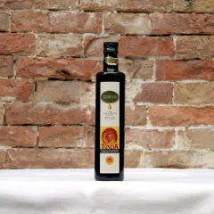 Bottiglia di olio extra vergine d'oliva D.O.P. Tuscia, il miglior olio della Tuscia, su sfondo di mattoni rossi.