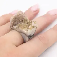 Pierścionek z surowym, kryształowym agatem, który wygląda jak miniaturowa geoda.