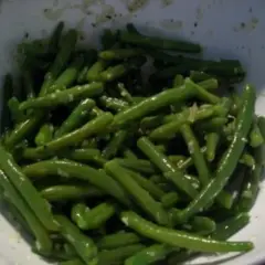 Ein klassisches Bohnensalat Rezept mit frischen grünen Bohnen, fein gehacktem Knoblauch und Gewürzen.