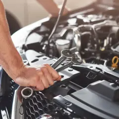 Mechanik bada silnik, szukając objawów uszkodzonego regulatora ciśnienia paliwa.
