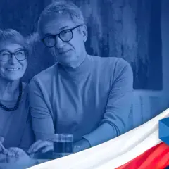 Uśmiechnięci seniorzy przy stole, symbolizujący ulgę dla pracujących seniorów. Obok biało-czerwona flaga i logo "Polski Ład".