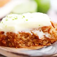 En saftig bit vegansk morotskaka med krämig frosting och rivet limeskal.