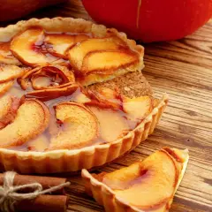 Deliziosa crostata con mele caramellate e cannella, un classico tra i dolci con mele, pronta per essere gustata.