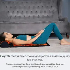 Kobieta leży na macie do akupresury, relaksując się. Dowiedz się, jak używać matę do akupresury dla lepszego samopoczucia.