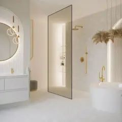 Nowoczesna łazienka z wolnostojącą wanną i podwójną umywalką. Złote baterie i dekoracje dodają elegancji. Idealna inspiracja, jaka umywalka do łazienki.