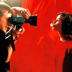 Reżyser kręci scenę do najlepszego filmu w historii. Aktorka dmucha bańkę z gumy.