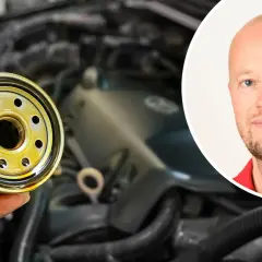 En hand håller ett oljefilter, bredvid en bild av en man. Frågan är hur ofta ska man serva bilen för att hålla den i gott skick.