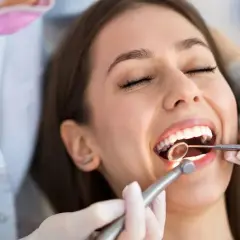 Lekarz dentysta czy stomatolog – poznaj prawdę o tych tytułach