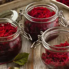 Słoiki z buraczkami na zimę, gotowe do spiżarni. Domowe przetwory z buraczków to pyszny dodatek do obiadu.