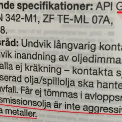 Text om transmissionsolja som inte är aggressiv mot gula metaller. Undvik kontakt med hud och inandning av oljedimma.