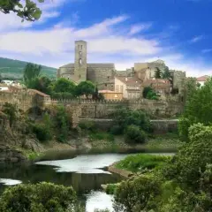 Pueblo amurallado con río y vegetación exuberante. ¡Ideal para saber qué hacer hoy en la sierra de Madrid!