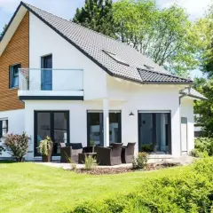 Maison moderne avec balcon, jardin verdoyant. Le prix construction maison est un investissement pour ce rêve.
