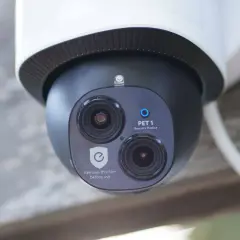Cámara de video IP con doble lente, lista para grabar.