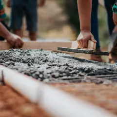 Kotwy do słupów drewnianych: Jak wybrać i uniknąć błędów?