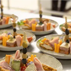 Koszt cateringu na 20 osób: Przewodnik po cenach i oszczędnościach