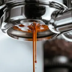 Gorący, aromatyczny napar spływa z ekspresu. To właśnie espresso – esencja kawy.