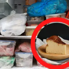 Kawałek pysznego sernika na talerzyku, a obok zamrożone mięso i inne produkty. Czy sernik można zamrozić? Tak, można!