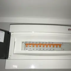 Tablica rozdzielcza z bezpiecznikami. Czy płyta indukcyjna ma bezpiecznik? Tak, jest na liście oznaczeń.