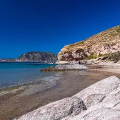 Skały na plaży na Kos, idealna pogoda w maju.