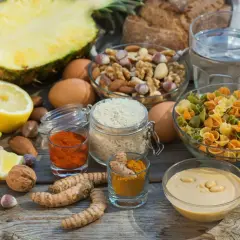 Składniki do diety alkalicznej: ananas, cytryny, jajka, ryż, orzechy, makaron, pasta tahini, kurkuma, papryka. Jak odkwasić organizm?