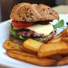 Pyszne, prawdziwe burgery przepis na domowy obiad. Soczysty kotlet, ser, warzywa i chrupiące frytki.