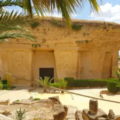 Descubre qué ver en Osuna: la Cueva del Gato, un lugar histórico con relieves y vegetación exuberante, ideal para explorar.