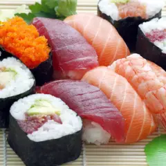 Kolorowe sushi i rolki, w tym nigiri z łososiem, tuńczykiem i krewetką, to idealna kuchnia fusion.