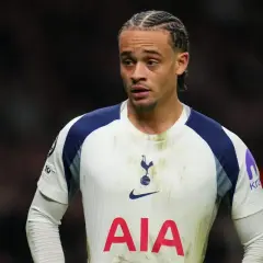 Piłkarz Tottenhamu w białej koszulce z niebieskimi detalami, z charakterystyczną fryzurą. Czy to zapowiedź nowych tottenham transfery?
