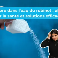 Une main verse du chlore en poudre. Une femme perplexe se gratte la tête. Le chlore dans l'eau du robinet : effets sur la santé et solutions.