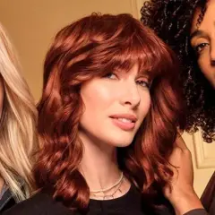 Tres mujeres con diferentes tonos de cabello: rubio platino, cobrizo y rizado oscuro. ¡Me han quedado las mechas muy blancas!