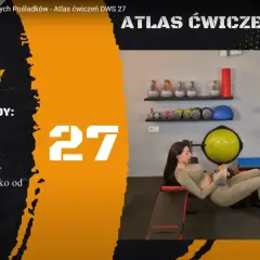 Kobieta wykonuje ćwiczenie hip thrust na ławce, trzymając ciężarek. Na ekranie widnieje napis "HIPTRUSTY" i lista najczęstszych błędów.