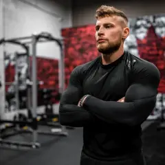 Muskulöser Mann im Fitnessstudio, bereit für die Fitnesskaufmann Ausbildung. Das Gehalt ist attraktiv.