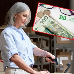 Kobieta w magazynie skanuje paczkę. W tle symbol ZUS, pieniądze i okulary – rozważania o latach pracy a wysokość emerytury.