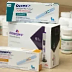 Zastrzyki na odchudzanie: opakowania leków Ozempic i Mounjaro.