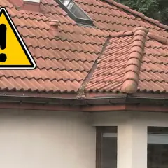 Uwaga na dach! Zatkany rynna i brak rury spustowej to problem. Potrzebny montaż rury spustowej.