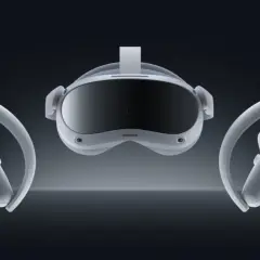Pico 4 Test: VR-Headset mit zwei Controllern in schwebender Darstellung vor dunklem Hintergrund.