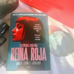 Czerwona królowa: Recenzja czy warto ją przeczytać?