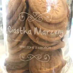 Słoik pełen ciastek "Marzeny", idealnych do stemplowania. Przepis na nie jest pilnie strzeżoną tajemnicą.