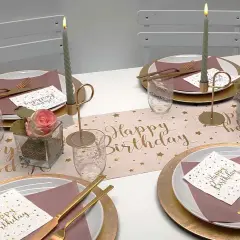 Elegante Tischdeko für eine Geburtstagsfeier mit goldenen Sternen und "Happy Birthday"-Schriftzug. Tolle mottoparty ideen für ein stilvolles Fest.