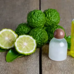 Zielone limonki kaffir i ich olejek eteryczny, który roztacza orzeźwiający bergamotka zapach.